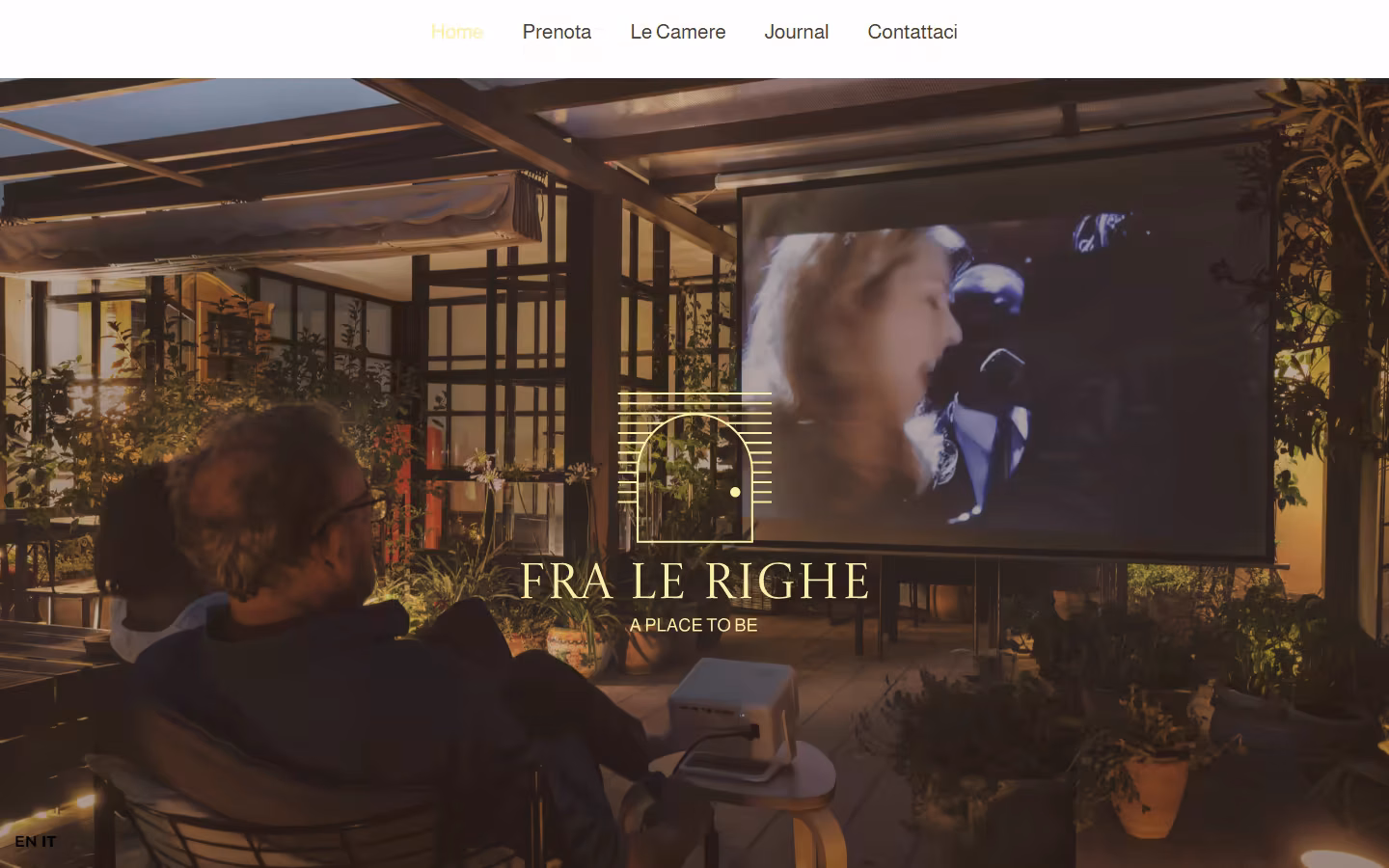 La home del vecchio sito di Fra le Righe su computer: il logo al centro di una foto della terrazza